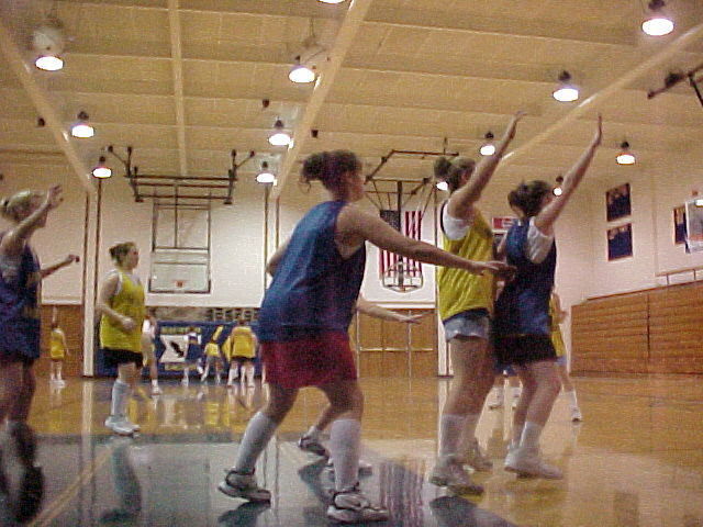 bballpractice.JPG (114107 bytes)